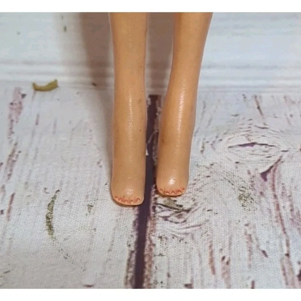 Vintage Barbie Brunette Hair Fair On Standard Straight Leg Body‎